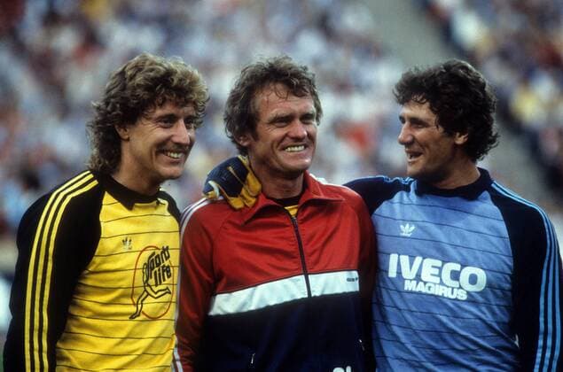 Torleute bei Paul Breitners Abschiedsspiels, v.li.: Harald Schumacher, Sepp Maier (beide Weltauswahl) und Jean Marie Pfaff (FC Bayern München) - DEUTSCHSPRACHIGE SPORTZEITSCHRIFTEN UND -ZEITUNGEN NUR NACH RÜCKSPRACHE Fußball 1. BL Herren Paul Breitners Abschiedsspiel 1983, Abschied, Nationalteam, BRD, DFB, Gruppe München