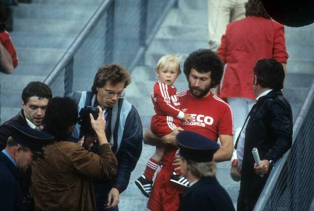 Paul Breitner (BR Deutschland FC Bayern München) mit Sohn Max nach seinem Abschiedsspiel - DEUTSCHSPRACHIGE SPORTZEITSCHRIFTEN UND -ZEITUNGEN NUR NACH RÜCKSPRACHE Fußball 1. BL Herren Paul Breitners Abschiedsspiel 1983, Abschied, Nationalteam, BRD, DFB, Gruppe München