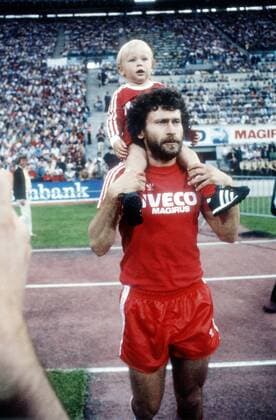 Paul Breitner (BR Deutschland FC Bayern München) mit Sohn Max anlässlich seines Abschiedsspiels - DEUTSCHSPRACHIGE SPORTZEITSCHRIFTEN UND -ZEITUNGEN NUR NACH RÜCKSPRACHE Fußball 1. BL Herren Paul Breitners Abschiedsspiel 1983, Abschied, Nationalteam, BRD, DFB, Gruppe München