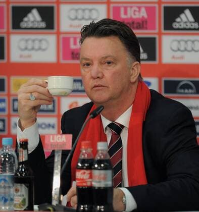 Fussball DFB Pokal: Saison 2010 2011 Halbfinale 02 .03.2011 FC Bayern München - FC Schalke 04 Trainer Louis van Gaal (FC Bayern München) mit Kaffeetasse bei der Pressekonferenz 