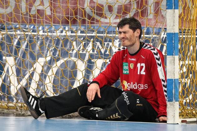 Handball Bundesliga HBL 10 11 - 09.02.2011 - Rhein-Neckar Löwen Loewen RNL vs. HSG Ahlen-Hamm . Torwart Henning Fritz (Neckarlöwen) am Boden und ist enttaeuscht enttäuscht, unzufrieden .
