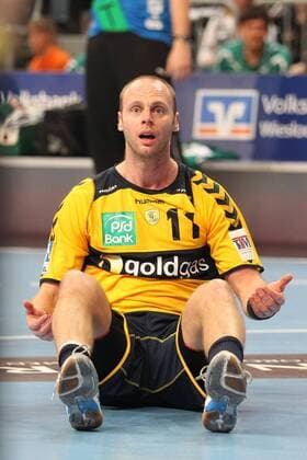 Handball Bundesliga HBL 10 11 - 13.02.2011 - Rhein-Neckar Löwen Loewen RNL vs. HSG Wetzlar . Olafur Stefansson (Neckarlöwen) ist frustriert, genervt, unzufrieden .