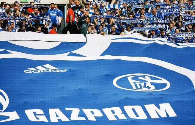 Samstag 28.08.2010, 1. Bundesliga Saison 10 11 - 2. Spieltag in Gelsenkirchen, FC Schalke 04 - die Fans von Schalke 04 vor dem Spiel. DeFodi028
