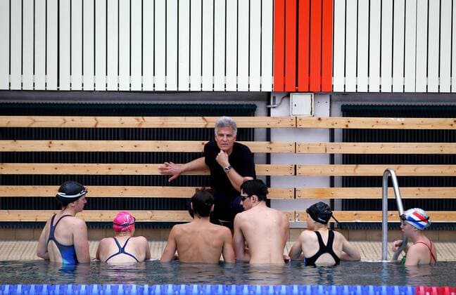 SCHWIMMEN - Mark Spitz, Training mit Triathlonverband MARIA ENZERSDORF,AUSTRIA,24.JAN.11 - DIVERS, SCHWIMMEN, TRIATHLON - Mark Spitz trainiert mit Athleten des österreichischen Triathlon-Verbandes. Bild zeigt Mark Spitz und Athleten. 
