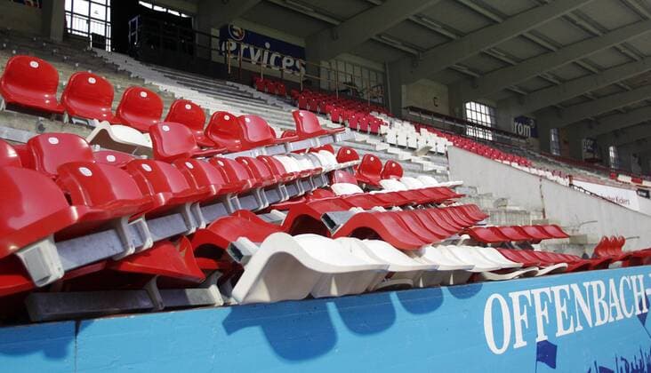 Fußball, Stadiongeschichte Kickers Offenbach Fussball, 3. Liga, Kickers Offenbach, Stadion am Bieberer Berg, Reste der alten Haupttribüne. o0 Objekte Stuhl Stühle Sitz Sitze Bestuhlung