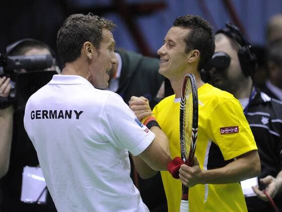 Daviscup 2011, World Group in Zagreb; Patrik Kühnen gratuliert Philipp Kohlschreiber 2.Match am Freitag den 4.3 Ivan Dodig Kroatien gegen Philipp Kohlschreiber Deutschland
