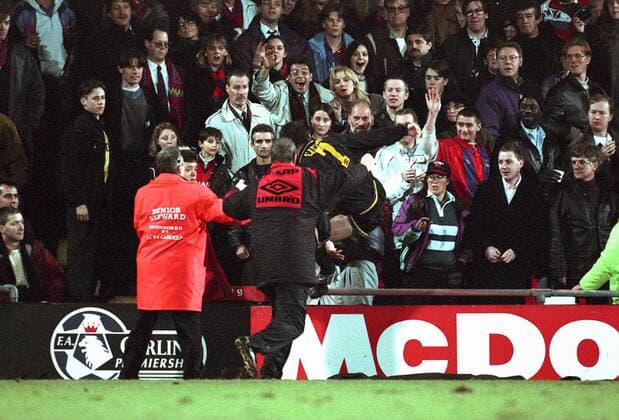 IMAGO Iconic Moments, FuÃŸball 25 January 1995: ERIC CANTONA (Manchester United, C) attacks Crystal Palace fan Matthew Simmons (England) in the crowd after being sent off. xStevexBardensx  ActionPlus95012504 o0 Wut Fan Zuchauer brutal Gewalt gewalttÃ¤tig attackieren Attacke FuÃŸballgeschichte Geschichte ManU