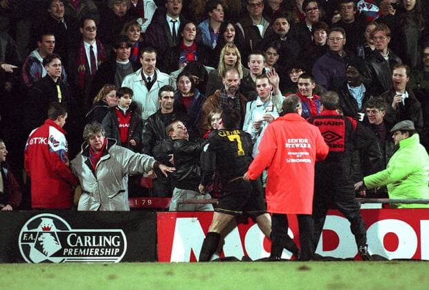 25 January 1995: ERIC CANTONA (Manchester United, C) attacks Crystal Palace fan Matthew Simmons (England) in the crowd after being sent off. xStevexBardensx  ActionPlus95012506 o0 Wut Fan Zuchauer brutal Gewalt gewalttÃ¤tig attackieren Attacke FuÃŸballgeschichte Geschichte ManU