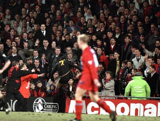 25 January 1995: ERIC CANTONA (Manchester United, C) attacks Crystal Palace fan Matthew Simmons (England) in the crowd after being sent off. xStevexBardensx  ActionPlus95012507 o0 Wut Fan Zuchauer brutal Gewalt gewalttÃ¤tig attackieren Attacke FuÃŸballgeschichte Geschichte ManU