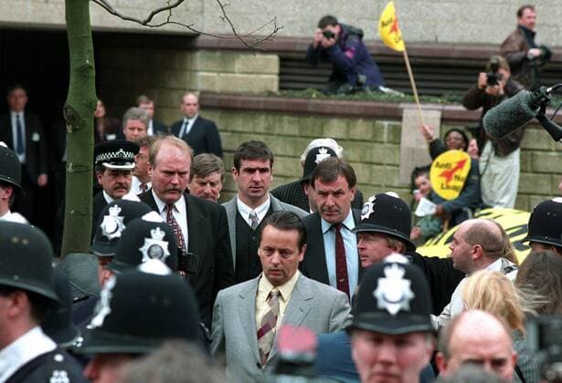 ERIC CANTONA (Manchester United, Mitte) nach seiner Berufungsverhandlung wegen der Attacke gegen Crystal Palace AnhÃ¤nger Matthew Simmons (England) im Croydon Court, wo seine Haftstrafe in 120 Stunden gemeinnÃ¼tzige Arbeit abgemildert worden ist. xACTIONxPLUSx  ActionPlus95033105 o0 Prozess Verhandlung Berufung Gerichtstermin Gerichtsverfahren Kung FU Attacke ManU