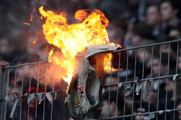 Eintracht Frankfurt Fans verbrennen eine Kutte eines Anhängers des 1. FC Kaiserslautern am Zaun