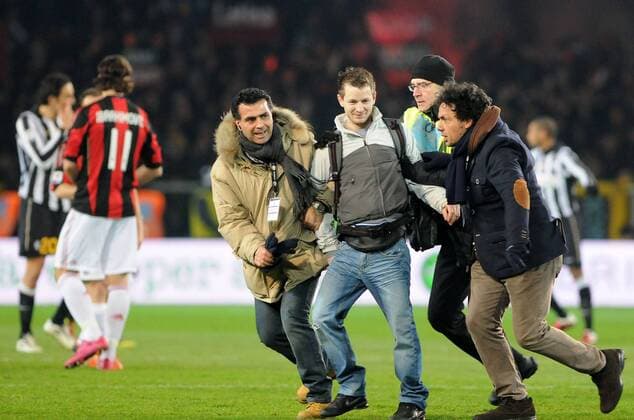 JUVENTUS TURIN (schwarz weiß) vs AC MAILAND (schwarz rot) --- Fan auf dem Spielfeld --- DIGITAL vigantixinside o0 Flitzer Security, Sicherheit, Sicherheitsdienst, Sicherheitskräfte, Ordnungskräfte, Ordner