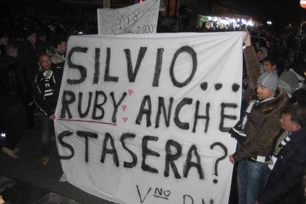 Juventus Turin vs AC Mailand --- Juve Fans protestieren gegen Präsident Silvio Berlusconi (Mailand) 