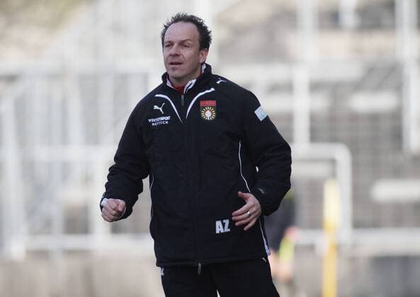 Trainer Alexander Zorniger (SG Sonnenhof Großaspach) Fussball Herren Regionalliga Süd München Grünwalderstadion 05.03.2011 TSV 1860 München II- SG Sonnenhof Großaspach (rot)