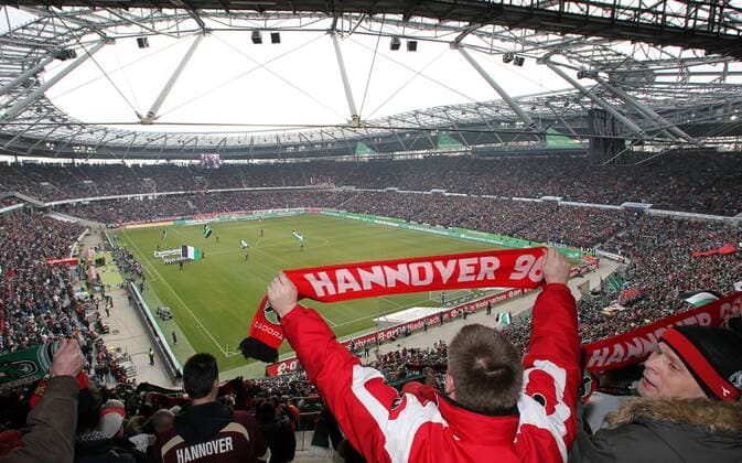 Hannover 96 --- Fans in der AWD Arena - Stadion - Totale - Schal - Übersicht o0 Objekte Schal, Fanschal Schriftzug Zuschauerperspektive