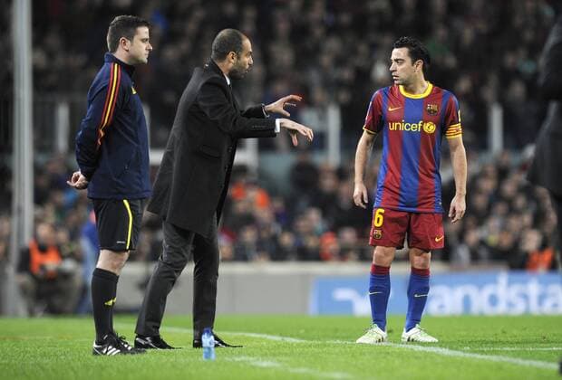 FC Barcelona Barca (rot) vs. Real Saragossa (weiß) --- Trainer Pep Guardiola (Barca, Mitte) - Xavi Hernandez (re.)  PACOxLARGO o0 Josep