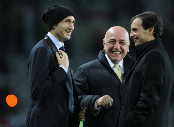 Vizepräsident Adriano Galliani (Mitte) und Trainer Massimiliano Allegri (beide Mailand, re.) mit Giorgio Chiellini (Juve) --- Juventus Turin (weiß) vs. AC Mailand (rot) lucaxpagliaricci o0 Funktionär privat