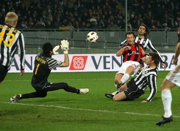 ANTONIO CASSANO (3.R) gegen GIANLUIGI BUFFON (JUVE, 2.L) - Juventus Turin (weiß) vs. AC Mailand (Rot) -
