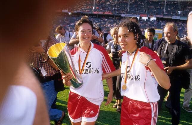 Renate Lingor (li.) und Jennifer Meier mit dem Pokal - 1. FFC Frankfurt ist DFB Pokalsieger 1999 2000 - DEUTSCHSPRACHIGE SPORTZEITSCHRIFTEN UND -ZEITUNGEN NUR NACH RÜCKSPRACHE Fußball Damen DFB Pokal 1999 2000, Pokalspiel, Pokalfinale, Finale, Frauen, Frauenfußball, Gruppe Berlin Freude,