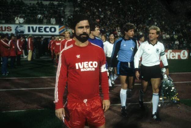 Gerd Müller (FC Bayern München, li.)) anlässlich seines Abschiedsspiels mit Karl Heinz Rummenigge (re.) und Torwart Harald Schumacher (2.v.re., beide BR Deutschland) - DEUTSCHSPRACHIGE SPORTZEITSCHRIFTEN UND -ZEITUNGEN NUR NACH RÜCKSPRACHE Fußball 1. BL Herren Gerd Müllers Abschiedsspiel 1983, Abschied, Nationalteam, BRD, DFB Gruppe München
