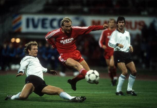 Bernd Dürnberger (FC Bayern München, Mitte) gegen Wolfgang Rolff (BR Deutschland, li.) anlässlich Gerd Müllers Abschiedsspiels - DEUTSCHSPRACHIGE SPORTZEITSCHRIFTEN UND -ZEITUNGEN NUR NACH RÜCKSPRACHE Fußball 1. BL Herren Gerd Müllers Abschiedsspiel 1983, Abschied, Nationalteam, BRD, DFB Gruppe München Dynamik,