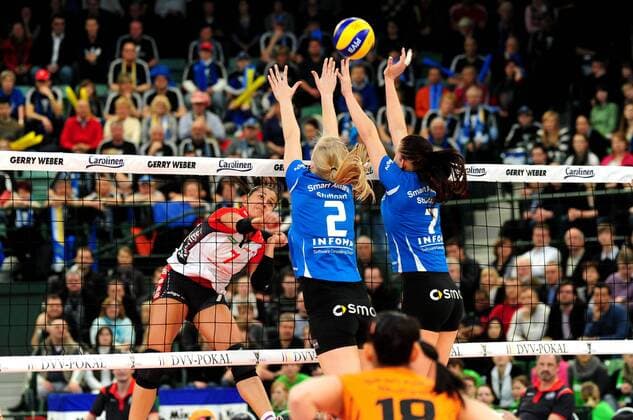 06-03-2011 Volleyball Damen DVV-Pokalfinale, VfB Suhl vs Smart Allianz Stuttgart ---- Anika BRINKMANN Suhl, Laura PIHLAJAMÄKI Stuttgart, Sabrina ROSS Stuttgart