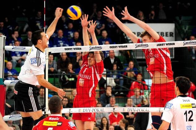06-03-2011 Volleyball Herren DVV-Pokalfinale, Generali Haching (Unterhaching) vs VfB Friedrichshafen ---- Jeroen TROMMEL Friedrichshafen, Branislav SKLADANY Haching, Max GÜNTHÖR Haching