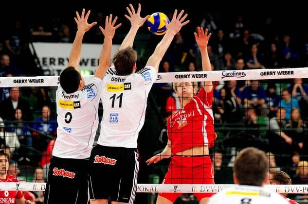 06-03-2011 Volleyball Herren DVV-Pokalfinale, Generali Haching (Unterhaching) vs VfB Friedrichshafen ---- Jeroen TROMMEL Friedrichshafen, Marcus BÖHME Friedrichshafen, Paul CAROLL Haching