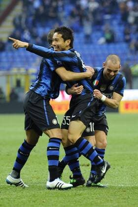 06.03.2011, Mailand - Serie A 2010 2011 - Inter Mailand (blau) vs FC Genua CFC 1893 (weiß) 5:2 --- Jubel bei Yuto Nagatomo (Mitte) und Wesley Sneijder  o0 Freude