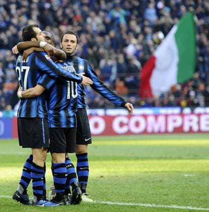 06.03.2011, Mailand - Serie A 2010 2011 - Inter Mailand (blau) vs FC Genua CFC 1893 (weiß) 5:2 --- Jubel bei Goran Pandev (li.) mit Giampaolo Pazzini (re.)  o0 Freude Fahne Nationalfahne