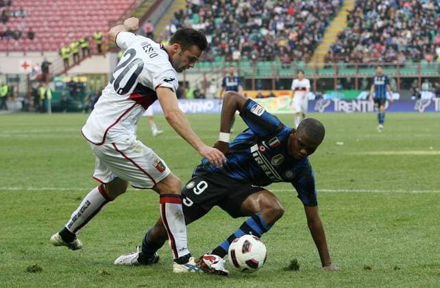 Samuel Eto o (inter) Giandomenico Mesto (genoa) --- Inter Mailand (blau) vs FC CFC Genoa 1893 (weiß) - lucaxpagliaricci