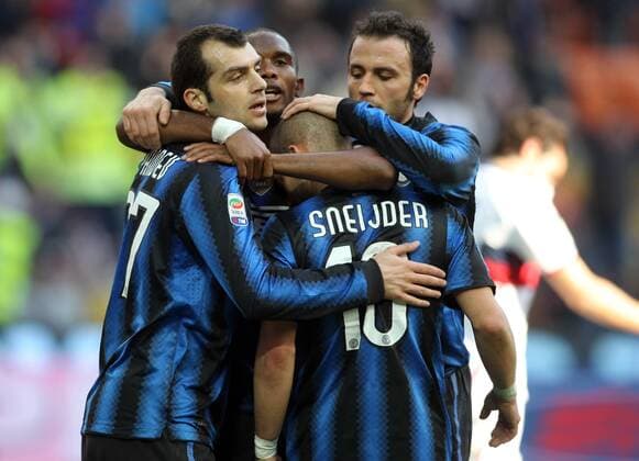 Jubel - V.li. Goran Pandev (inter) , Wesley Sneijder, Samuel Eto o , Giampaolo Pazzini (inter) --- Inter Mailand (blau) vs FC CFC Genoa 1893 (weiß) - lucaxpagliaricci