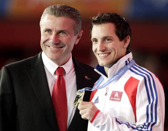 LEICHTATHLETIK - EAA Hallen-EM 2011 PARIS,FRANKREICH,06.MAR.11 - DIVERS, LEICHTATHLETIK, MEHRKAMPF - EAA Europameisterschaften, Siebenkampf der Herren, Stabhochsprung. Bild zeigt v.li. Sergey Bubka (UKR) und Europameister Renaud Lavillenie (FRA). Keywords: Medaille.  o0 Gold Goldmedaille Sieg