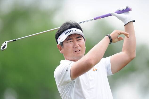 Mar. 6, 2011 - Palm Beach Gardens, Florida, United States of America - Y. E. Yang hits his tee shot in a bunker at the 17the hole of the PGA Honda Classic at PGA National Resort and Spa in Palm Beach Gardens. - ZUMAx71 o0 Südkorea, Ye Yong Eun