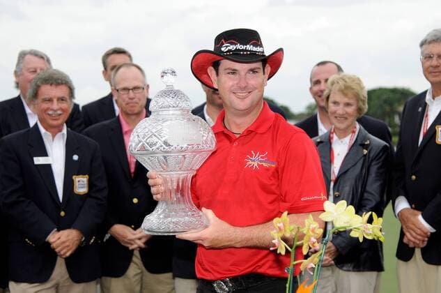 Mar. 6, 2011 - Palm Beach Gardens, Florida, United States of America - Rory Sabbatini (RSA) celebrates after winning the PGA Honda Classic by one stroke at PGA National Resort and Spa in Palm Beach Gardens. - ZUMAx71 o0 South Africa, sieg, Siegerehrung, Pokal, Trophäe, Objekte