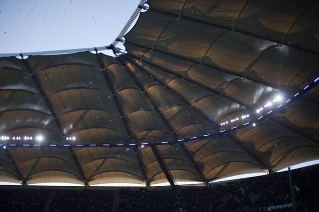 Blau Weisse Papierschnipsel fliegen durch die Luft unter das Dach der Imtech Arena des Hamburger SV (HSV)