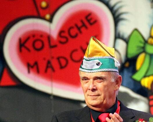 1. FC Köln Karneval Datum: 28.02.2011 Sportdirektor Volker Finke (1. FC Köln) o0 Funktionär o0 Narrenkappe