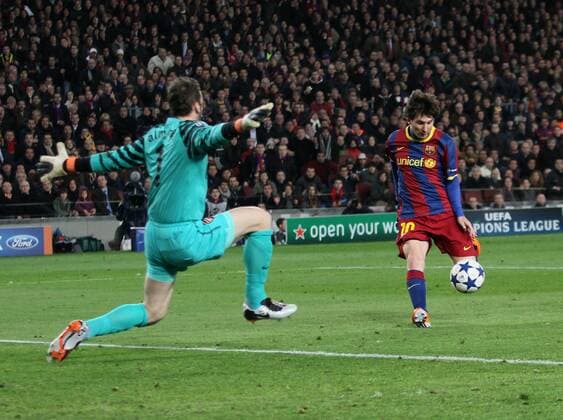 Barcelona FC s Lionel Messi on his way to scoring his sides opening goal lifts the ball over Arsenal FC London s Manuel Almunia UEFA Champions League 2nd Leg last 16 Barcelona v Arsenal FC London 8th March, 2011 EDITORIAL USE ONLY. No use with unauthorised audio, video, data, fixture lists, club league logos or live services. Online in-match use limited to 120 images, no video emulation. No use in betting, games or single club league player publications. o0 Tor