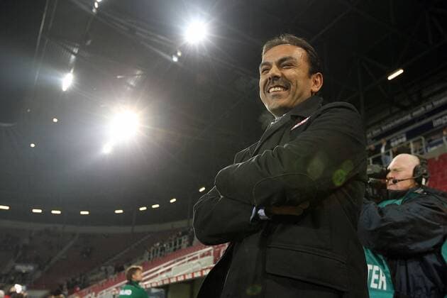 Fussball 2. Bundesliga BL 10 11 - 28.02.2011 - FC Augsburg (weiß) vs. FC Erzgebirge Aue (violett) . Trainer Jos Luhukay (Augsburg) lächelt laechelt lacht zufrieden.