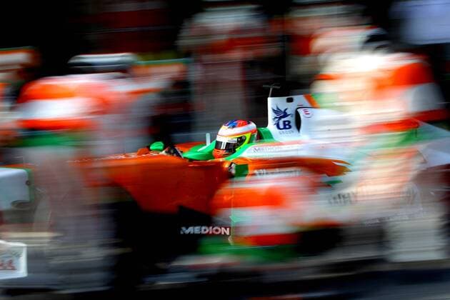 Mar. 9, 2011 - Montmelo, Spain - Paul di Resta (GBR) Force India VJM04 makes a pit stop...Formula One Testing, Day 2. - ZUMAs04 o0 Boxenstop, Boxenstopp, pit stop, Stopp, Mechaniker, Techniker, Boxencrew,