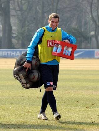 Fußball, 2. Bundesliga, Saison 2010 2011, Hertha BSC Berlin, Training, Pierre-Michel Lasogga mit Wasserkasten und Ballnetz, 09.03. 2011,
