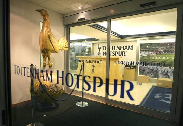 Dreidimensionales Vereinslogo von Tottenham Hotspur im Stadion an der White Hart Lane -