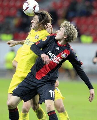 Fussball, UEFA Europa League, Saison 2010 2011, Achtelfinale, Bayer 04 Leverkusen (schwarz) vs. Villarreal CF (gelb), 10.03.2011, BayArena Leverkusen, Gonzalo Rodriguez (L), Stefan Kießling