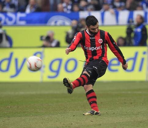 Fussball, 1.BL Saison 2010 2011 Spieltag 26, FC Schalke 04 (blau) vs. Eintracht Frankfurt (rot),12.03.2011,VeltinsArena Gelsenkirchen: Georgios Tzavellas, Eintracht Frankfurt,