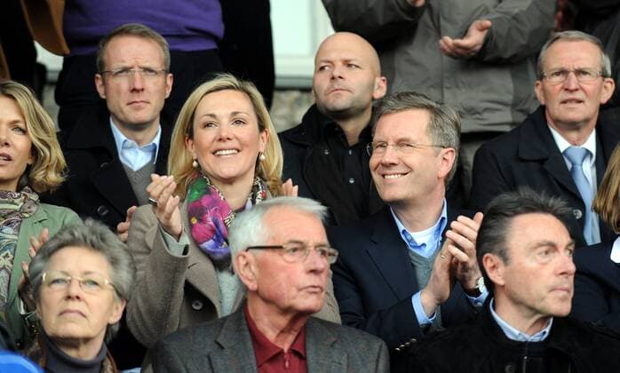 Fußball,1. Bundesliga Frauen, Saison 2010 2011, 1. FFC Turbine Potsdam - SG Essen-Schönebeck, Bundespräsident Christian Wulff (r.) und Frau Bettina Wulff, auf der Tribüne, 13.03. 2011, o0 people Politik Zuschauer Ehefrau Familie