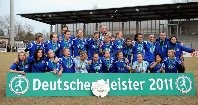 1. FFC Turbine Potsdam - Deutscher Meister 2011 - Potsdam mit der Meisterschale, 13.03. 2011, o0 Pokal Trophäe Objekte Mannschaftsbild Totale