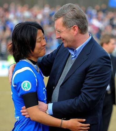 1. FFC Turbine Potsdam - SG Essen Schönebeck, Turbine ist Deutscher Meister 2010 11 Bundespraesdent Christian WULFF ueberreicht die Medaille an Yuki NAGASATO o0 people Politik Siegerehrung