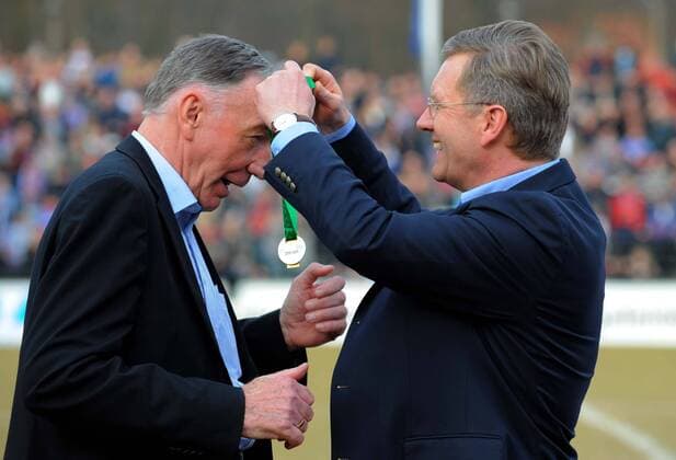 1. FFC Turbine Potsdam - SG Essen Schönebeck, Turbine ist Deutscher Meister 2010 11 Bundespraesdent Christian WULFF ueberreicht die Medaille an Trainer Bernd SCHROEDER o0 people Politik Siegerehrung