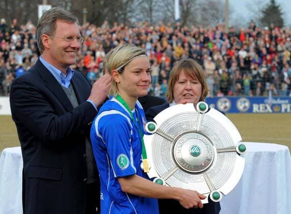 1. FFC Turbine Potsdam - SG Essen Schönebeck, Turbine ist Deutscher Meister 2010 11 Bundespraesdent Christian WULFF ueberreicht den Meisterpokal an Jennifer ZIETZ, Margit Stoppa (Spielleiterin der Frauen Bundesliga und Vorsitzende des DFB Ausschusses für Frauen- und Mädchenfussball, hi.) o0 people Politik Siegerehrung Pokal Trophäe Objekte Funktionär