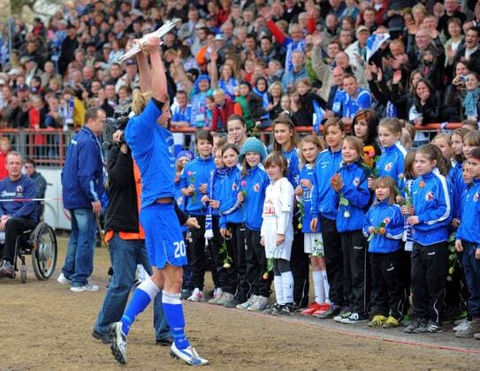 1. FFC Turbine Potsdam ist Deutscher Meister 2010 11 - Bianca SCHMIDT feiert mit den Fans o0 Jubel, Freude Pokal Trophäe Objekte